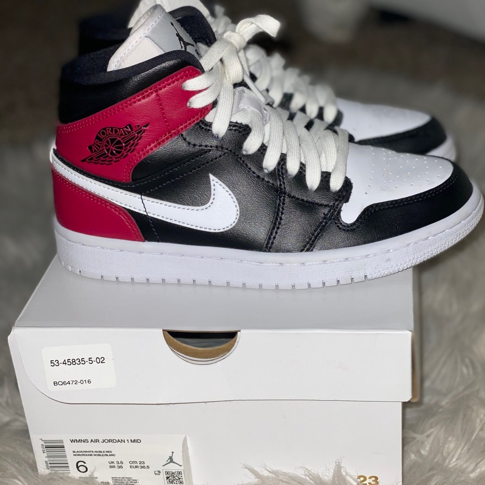 Women’s air Jordan 1 MID